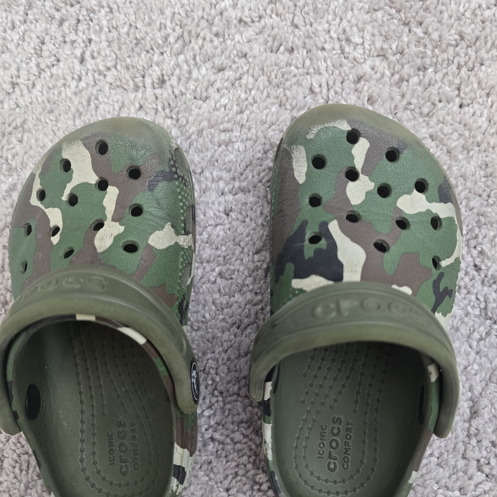 CROCS Kids Clog in Green Camo Print